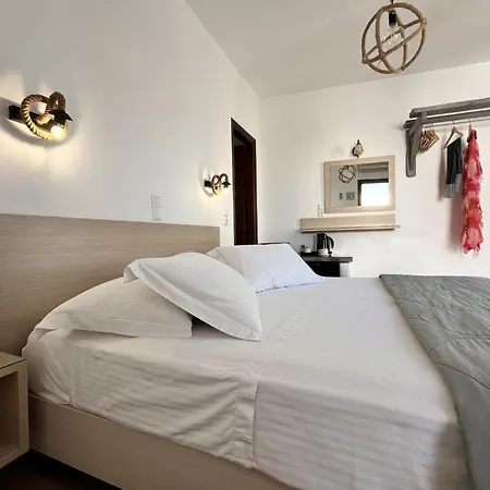 Christina Hotel, Adults Only, Heated Salt Water Pool ホテル ナウサ