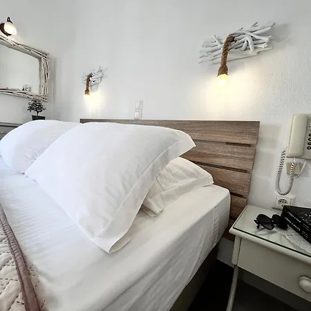 Christina Hotel, Adults Only, Heated Salt Water Pool ナウサ