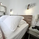 Christina Hotel, Adults Only, Heated Salt Water Pool ナウサ